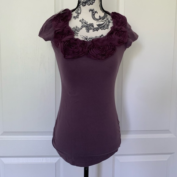 Women’s top with floral neckline - Picture 1 of 5
